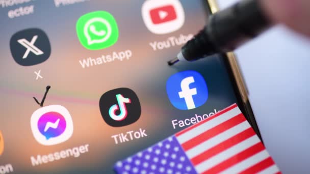 ロンドン イギリス 2024 アメリカのTiktokは Android携帯電話とアメリカの国旗を禁止しています 米国のソーシャルメディアアプリを承認しているが Tiktokアプリをペンで横切る — ストック動画
