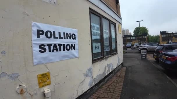 Лондон 2024 Житель Идущий Избирательному Участку Участия Выборах Правительства — стоковое видео