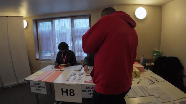Londres 2024 Votantes Dentro Del Centro Votación Día Las Elecciones — Vídeos de Stock