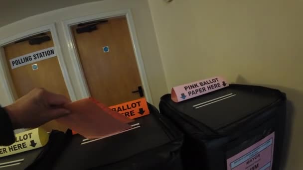 Στο Λονδίνο 2024 Ένας Ψηφοφόρος Την Ημέρα Των Εκλογών Της — Αρχείο Βίντεο