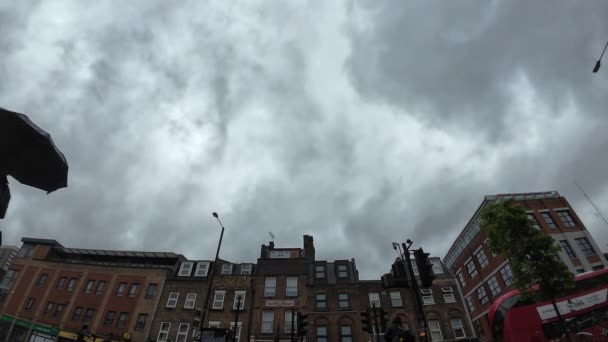런던이요 2024 빠르게 움직이는 어두운 구름과 우산을 거리에 보행자와 비오는 — 비디오
