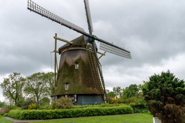 Lisse, Hollanda... 05.02.2024. Keukenhof Lale Bahçesindeki eski ahşap rüzgar değirmeni.