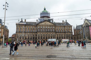 Amsterdam mı? Hollanda... 05.03.2024. Amsterdam Kraliyet Sarayı 'nın dış görünüşü..