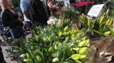 Londra mı? Birleşik Krallık-05.05.2024. Ziyaretçiler, Doğu Yakası 'ndaki Columbia Road Çiçek Pazarı' ndan çiçek alıyorlar.