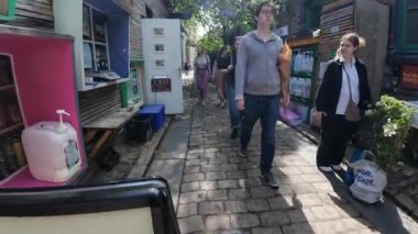 Londra mı? Birleşik Krallık-05.05.2024. Doğu Yakası 'ndaki Hackney City Çiftliği' nden ayrılan bir ziyaretçinin görüntüsü..