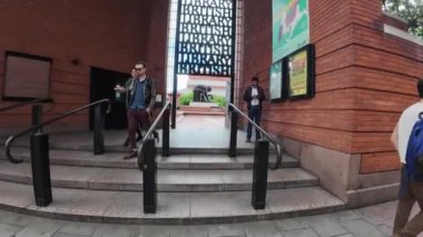 Londra mı? UK- 05.29.2024 İngiliz Kütüphanesi 'nin ön bahçesindeki ana cadde girişinden geçiyor..