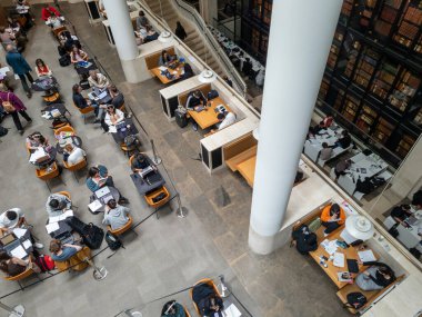 Londra mı? UK- 05.29.2024. İngiliz Kütüphanesi 'nin tesislerini kullanan ziyaretçilerin olduğu yüksek açılı genel bir bakış açısı..