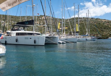 Sivota, Lefkada, Yunanistan - 07.03.2024. Sivota körfezine demirlemiş yelkenli yatları. Yelkenli gezisi için güzel ve popüler bir üs..