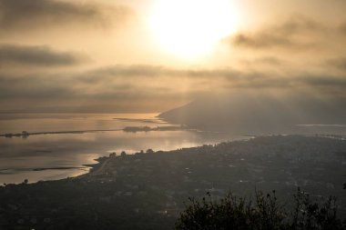 Yunanistan 'ın Lefkada adası üzerinde puslu bir atmosferik gün doğumu.