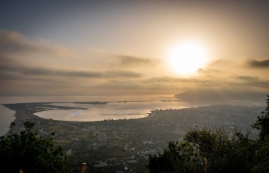 Yunanistan 'ın Lefkada adası üzerinde puslu bir atmosferik gün doğumu.