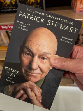 Gatwick Havaalanı, UK- 06.18.2024. Aktör Patrick Stewart 'ın biyografisinin bir kopyasını tutan kişi..