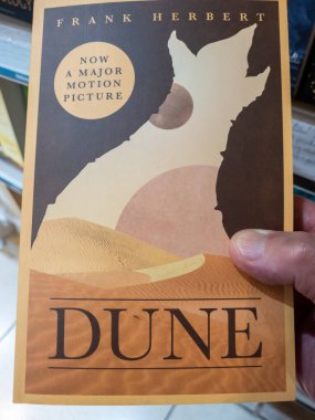Gatwick Havaalanı, UK- 06.18.2024. Yazar Frank Herbert 'in Dune adlı romanının bir kopyasını elinde tutan kişi..
