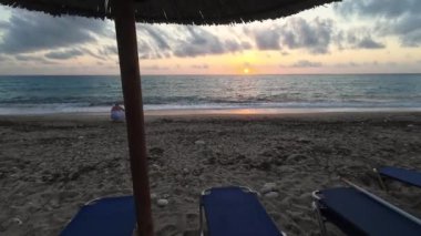 Tatil kumsalında güzel bir gün batımı.