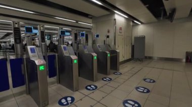 Gatwick Havaalanı, İngiltere, 06.18.2024. Güney Terminali 'ndeki elektronik giriş kartını kullanarak..