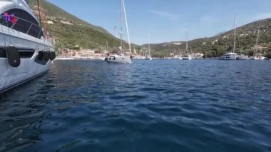Sivota, Lefkada, Yunanistan - 07.03.2024. Deniz ve İyon adalarını keşfetmek için koruma altındaki körfezden çıkan bir tatil yatı..