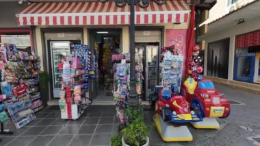 Lefkada Town, Lefkada, Yunanistan-06.30. 2024. Mela Caddesi 'nde bir dükkan. Başkentin ana alışveriş caddesi..