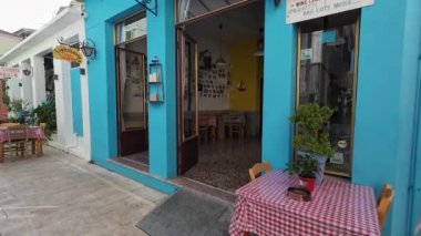 Lefkada Town, Lefkada, Yunanistan-06.30. 2024. Başkentin yan sokaklarında yürüyüş gezisi..