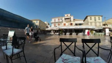 Lefkada Town, Lefkada, Yunanistan-06.30. 2024. Öğleden sonra büyük şehir meydanında çok kalabalık olmadan bir zaman atlaması..