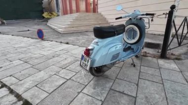 Lefkada Town, Lefkada, Yunanistan-06.30. 2024. Klasik bir İtalyan Vespa scooter 'ı sokağa park etmiş..