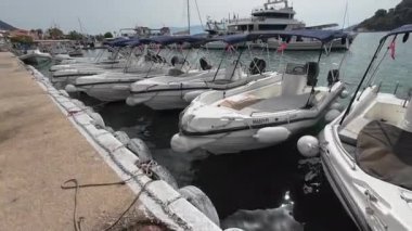 Nidri, Lefkada, Yunanistan-07.02.2024. Limanda demirli kiralık tekneler müşterileri bekliyor..