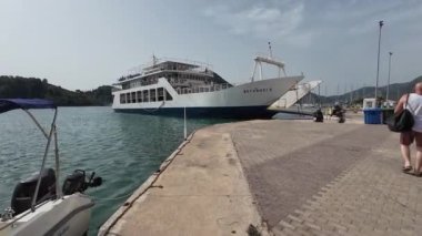 Nidri, Lefkada, Yunanistan-07.02.2024. Meganissi 2 feribotuna doğru giden turistler ucuz deniz seyahati ve Meganissi adasına günlük bir ziyaret için avantaj elde ettiler..