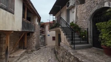 Karya Köyü, Lefkada, Yunanistan-07.02.2024. Geleneksel mimarisi olan bu dağ köyünün arka sokaklarında bir yürüyüş..