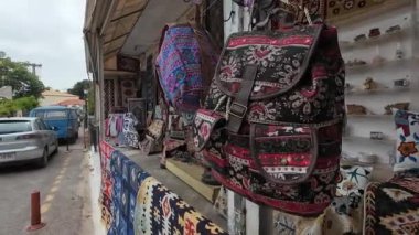 Karya Köyü, Lefkada, Yunanistan-07.02.2024. Köyün ana caddesindeki Lefkadian tekstil ürünleri satan bir dükkan..