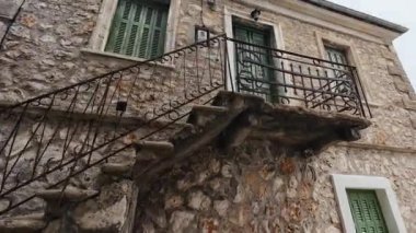 Karya Köyü, Lefkada, Yunanistan-07.02.2024. Üst kata çıkan dış merdivenleri olan geleneksel bir taş evin mimari detayları..