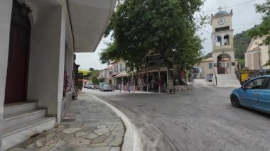 Karya Köyü, Lefkada, Yunanistan-07.02.2024. Bu dağ köyünün ana caddesinde kilise, dükkan ve iş yerleri turistler için hizmet veriyor..