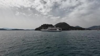 Nidri, Lefkada, Yunanistan-07.02.2024. Yolcu ve araç feribotu, Meganissi 2, Nidri limanından Meganissi adasına doğru gidiyor..