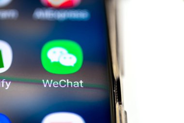 Londra mı? UK- 07.28.2024.Çin anlık mesajlaşma, sosyal medya ve cep telefonu uygulaması WeChat ekranda izole edilmiş beyaz bir cep telefonu.