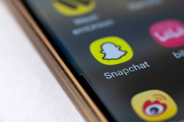 Londra mı? UK- 07.28.2024. Beyaz arka planda izole edilmiş bir Android telefonundaki Amerikan multimedya anlık mesajlaşma uygulaması Snapchat.