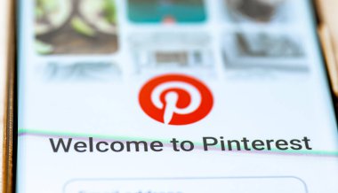 Londra mı? UK- 07.28.2024.Amerikan sosyal medya uygulaması Pinterest 'in karşılama sayfası bir cep telefonunun ekranında.