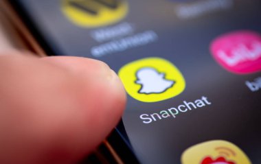 Londra mı? UK- 07.28.2024. Amerikan multimedya anında mesajlaşma uygulaması Android bir telefonla Snapchat uygulaması bir parmak ile uygulamayı açmak için gidiyor.