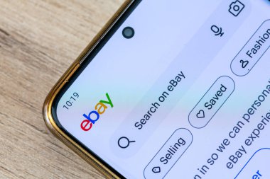 Londra mı? UK- 07.28.2024. Amerikan çokuluslu e-ticaret uygulaması Ebay 'in açılış sayfası bir cep telefonunun ekranında.