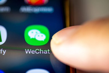 Londra mı? UK- 07.28.2024. Çince anında mesajlaşma, sosyal medya ve cep telefonu uygulaması WeChat uygulaması uygulamayı açan bir parmak ile ekranda.