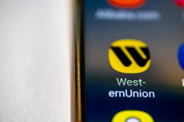Londra mı? UK- 07.28.2024.Amerikan finans hizmetleri, para transferi uygulaması Western Union ekranda izole edilmiş bir cep telefonu ekranında..