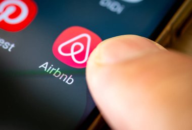 Londra mı? UK- 07.28.2024. Amerikan çevrimiçi pazar uygulaması Airbnb kısa ve uzun vadeli ev konaklamaları için cep telefonunun ekranında.