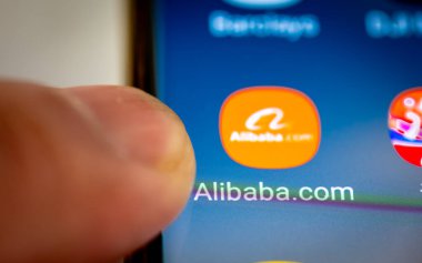 Londra mı? UK- 07.28.2024. Çok uluslu Çin e-ticaret uygulaması Alibaba bir Android telefon ekranında ve bir parmak ileri doğru uygulamayı açmak için gidiyor.