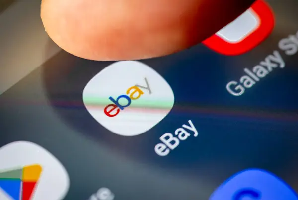 Londra mı? UK- 07.28.2024. Amerikan çokuluslu e-ticaret uygulaması Ebay ekranda bir parmak ile uygulamayı açmak için ilerleyen bir cep telefonu ekranında.