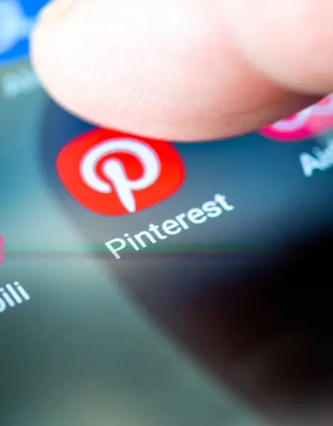 Londra mı? UK- 07.28.2024. Amerikan sosyal medya uygulaması Pinterest, uygulamayı açmak için ilerleyen bir parmağıyla cep telefonunun ekranında.