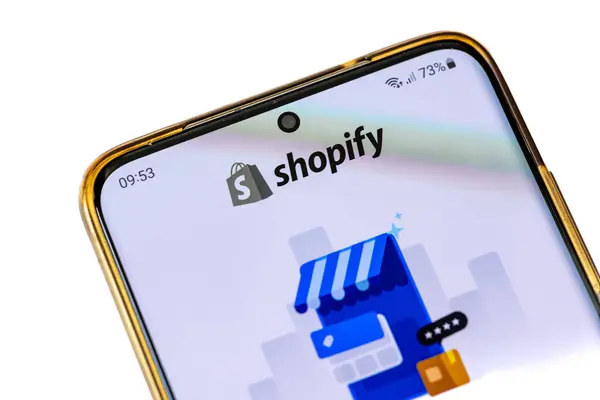 Londra mı? UK- 07.28.2024. Kanada çok uluslu e-ticaret uygulaması Shopify 'nin ana sayfası, beyaz ile izole edilmiş akıllı bir telefonun ekranında..