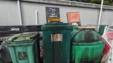 Londra mı? Birleşik Krallık-08.18.2024. Geri dönüşüm merkezinin içinde, geri dönüşüm için konteynırlar, motor yağları ve çeşitli diğer ürünler gösteriliyor..