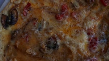 Ev yapımı bir omlet. Soğanlı, mantarlı, domatesli ve bol peynirli..