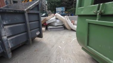 Londra mı? Birleşik Krallık-08.28.2024. Yeniden kullanım ve geri dönüşüm için insanların yatakları ve yumuşak mobilyaları bırakmaları için bir geri dönüşüm merkezindeki alan.