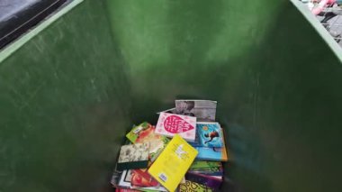 Londra mı? Birleşik Krallık-08.28.2024. Kağıt kitapların yeniden kullanılması ve geri dönüştürülmesi için bir geri dönüşüm merkezinde çöp kutuları.