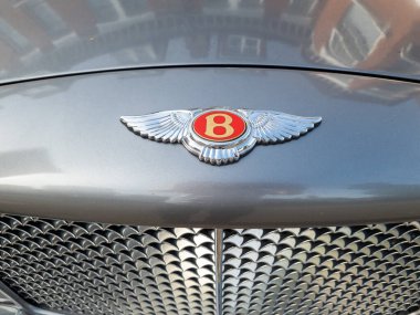 Londra mı? UK- 08.21.2024. Otomobil üreticisi Bentley 'in lüks aracının önündeki rozet logosu..