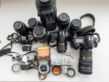 Londra mı? UK- 09.03.2024. Klasik ve modern çağın dijital SLR 'leri, lensleri ve beyazla izole edilmiş diğer ekipmanlardan oluşan bir koleksiyon
