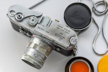 Londra mı? UK- 09.03.2024. Şirketin adını ve markasını beyazlar içinde gösteren klasik bir Leica fotoğraf makinesi..