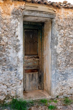 Çürümüş bir köy taştan evinin ahşap kapısı..